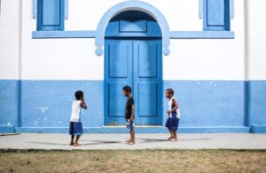 Crianças na porta da igreja. Foto: Rafael Segatto.