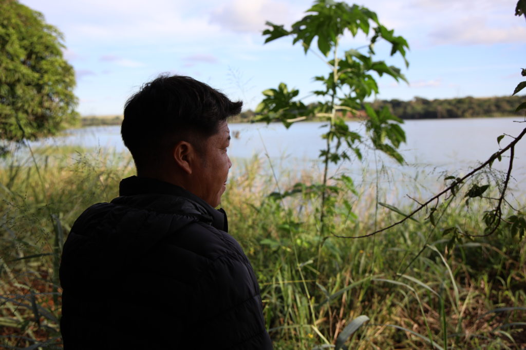 Liderança Avá-Guarani mostra aos visitantes parte do território alagado pela Usina Hidrelétrica de Itaipu, em 1982, evento que impactou profundamente a vida indígena no oeste do Paraná. Foto: Ana Paula Soukef