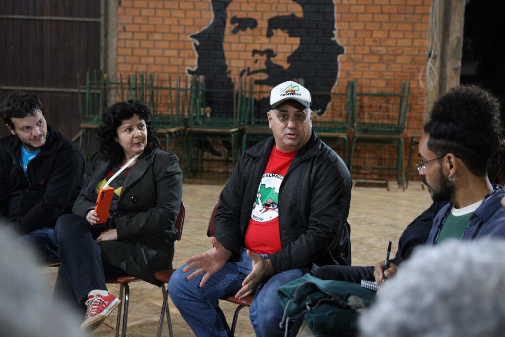Jair Costa Silva explicou aos visitantes a importância cultural e intelectual do Assentamento Antônio Tavares para a luta camponesa. Foto: Ana Paula Soukef