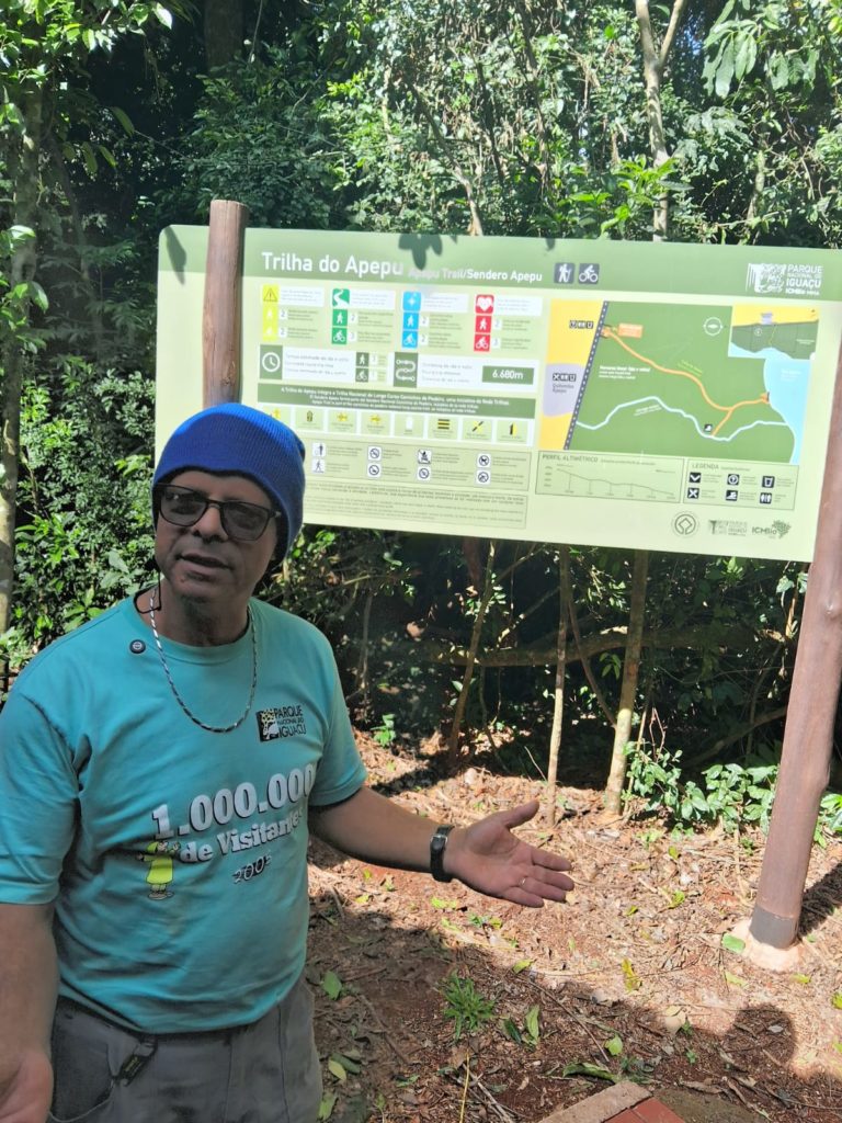 Roberto Correia, liderança do quilombo, conta a história das famílias e a luta para colocar o Quilombo nas rotas do Parque Iguaçú. Foto: Paula Vianna